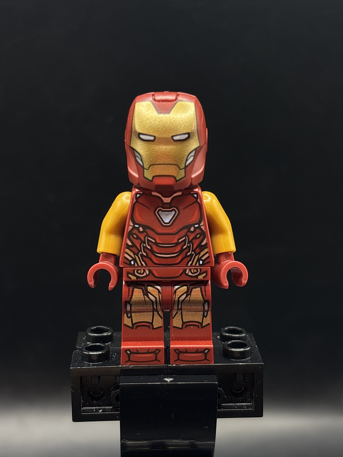 Iron Man - Mark 85 Armor, Large Helmet Visor, Thin Red Markings on Torso - Foto real - DagaBlocks