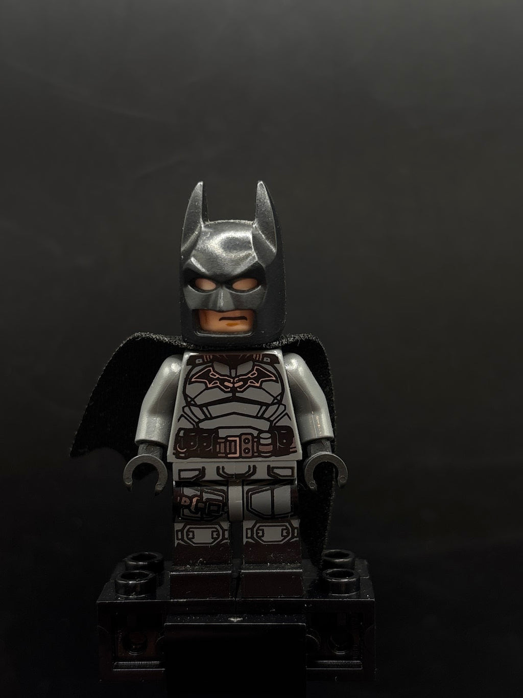 Batman - Dark Bluish Gray Suit, Black Belt, Black Hands, Spongy Cape with 1 Hole, Black Boots - Foto real - DagaBlocks