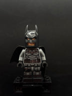 Batman - Dark Bluish Gray Suit, Black Belt, Black Hands, Spongy Cape with 1 Hole, Black Boots - Foto real - DagaBlocks