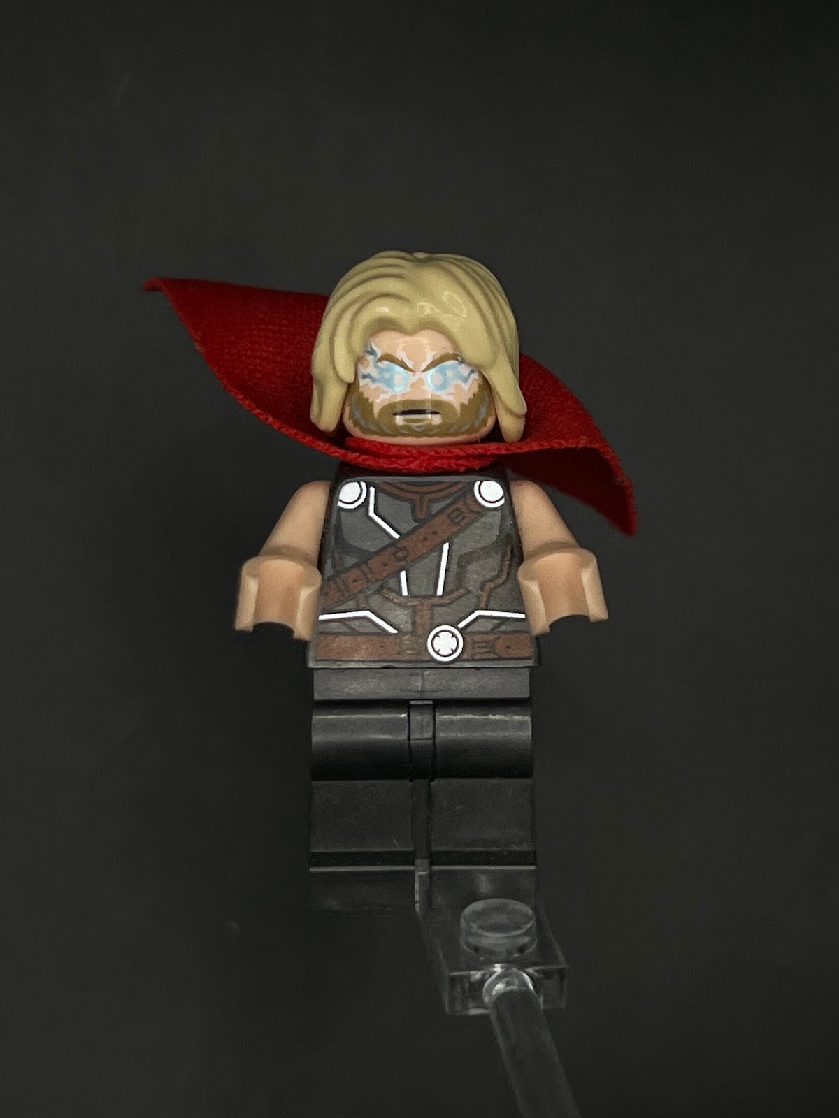 LEGO Minifigura Thor Sin Mangas Y Pelo Corto Ojos Con Rayo - Marvel Épica