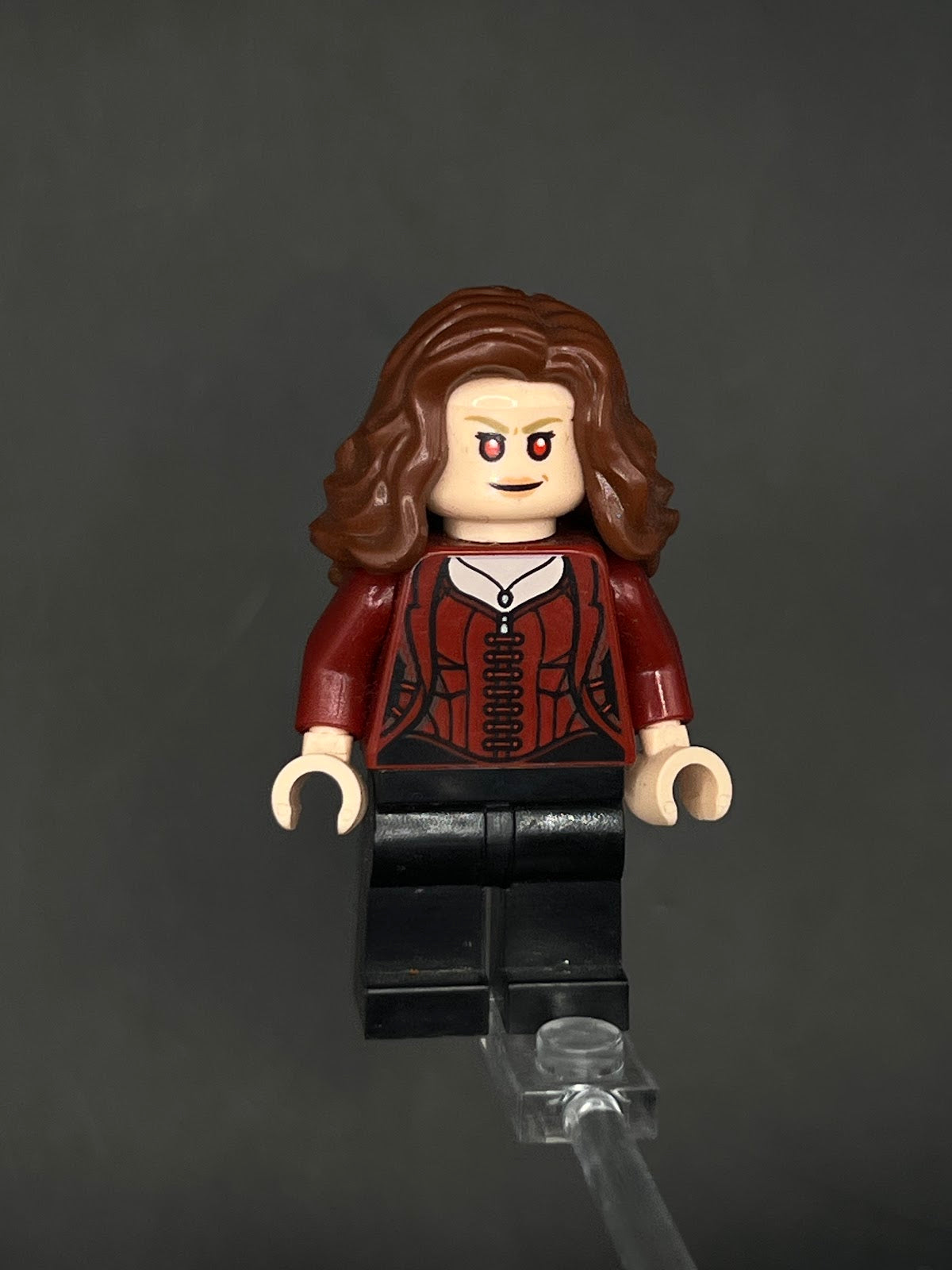LEGO Minifigura Wanda Maximoff Traje Rojo Pelo Castaño - Marvel Épica