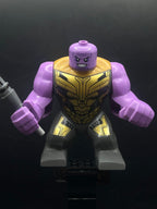 Thanos - Large Figure, Dark Bluish Gray Outfit with Gold Armor, Printed Legs, Smile - Foto real - DagaBlocks