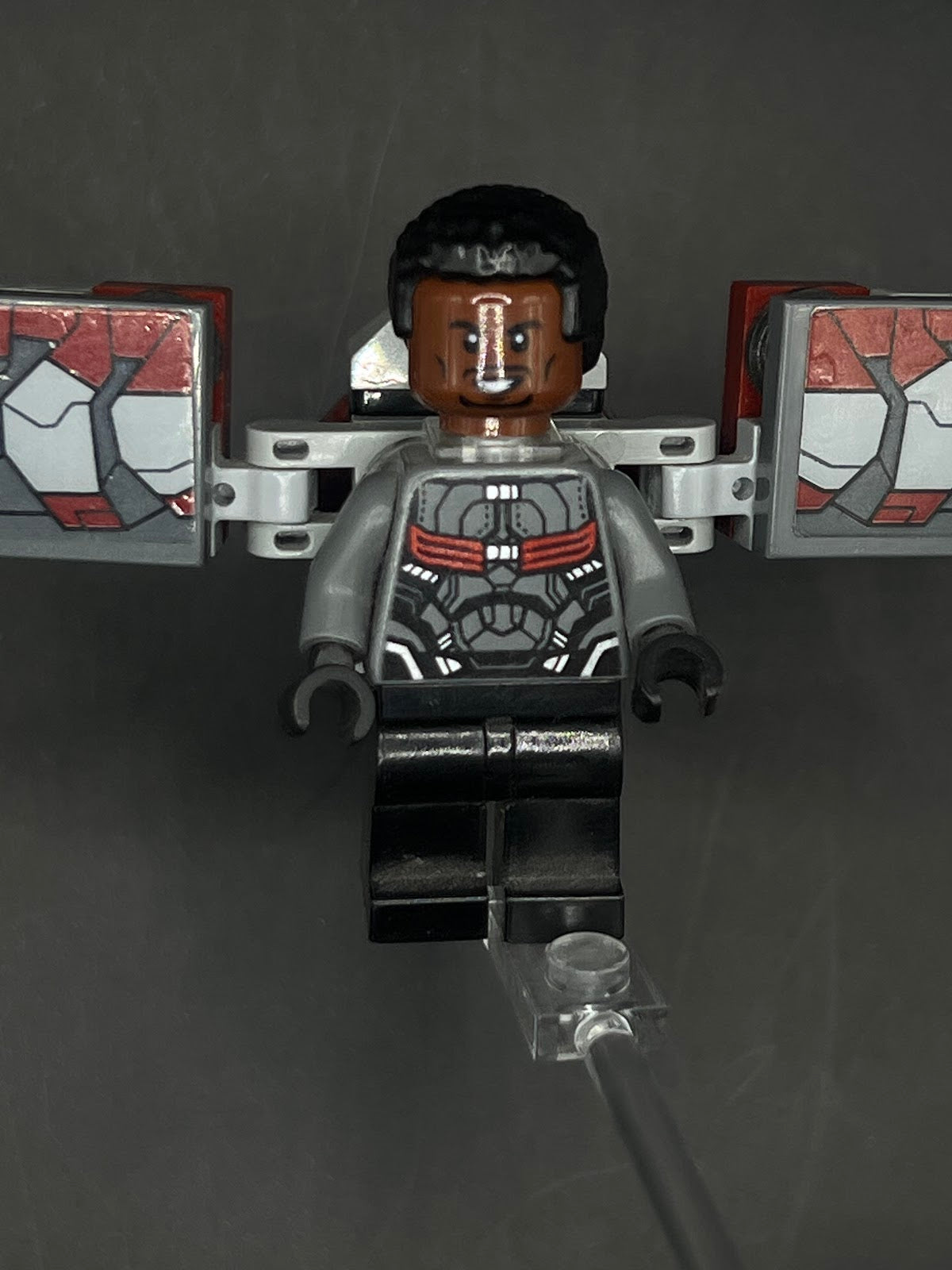LEGO Minifigura Falcon Gris Mas Obscuro - Marvel Épica