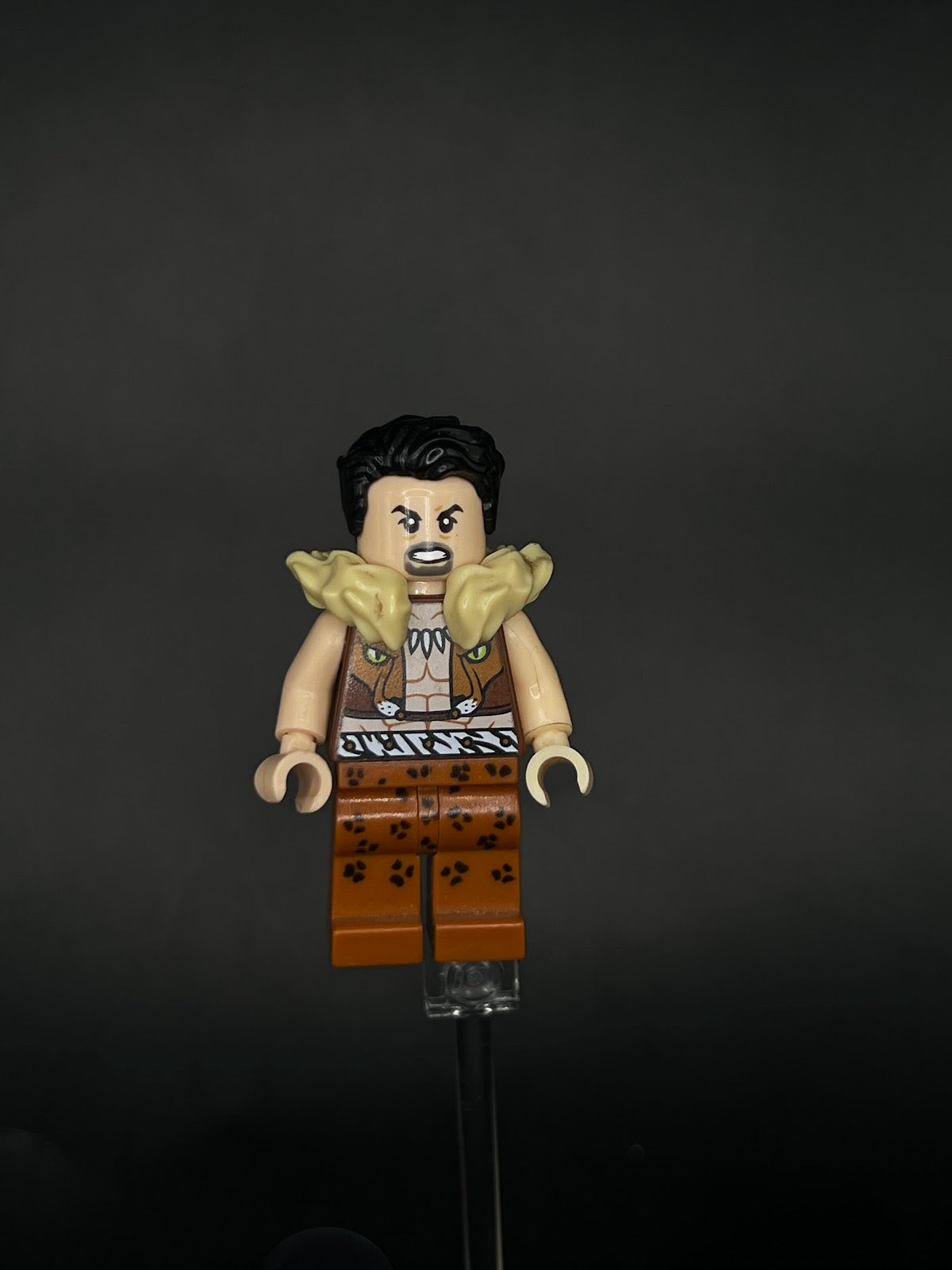 LEGO Minifigura Kraven The Hunter Pantalon Chita - Marvel Legendaria