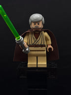 Obi-Wan Kenobi - Old, Light Bluish Gray Hair and Beard, Eyes with Glints, Starched Fabric Cape - Foto real - DagaBlocks