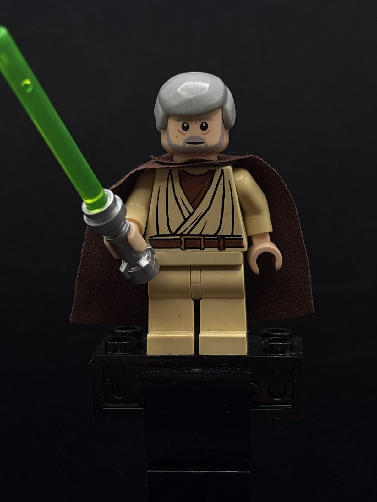 Obi-Wan Kenobi - Old, Light Bluish Gray Hair and Beard, Eyes with Glints, Starched Fabric Cape - Foto real - DagaBlocks