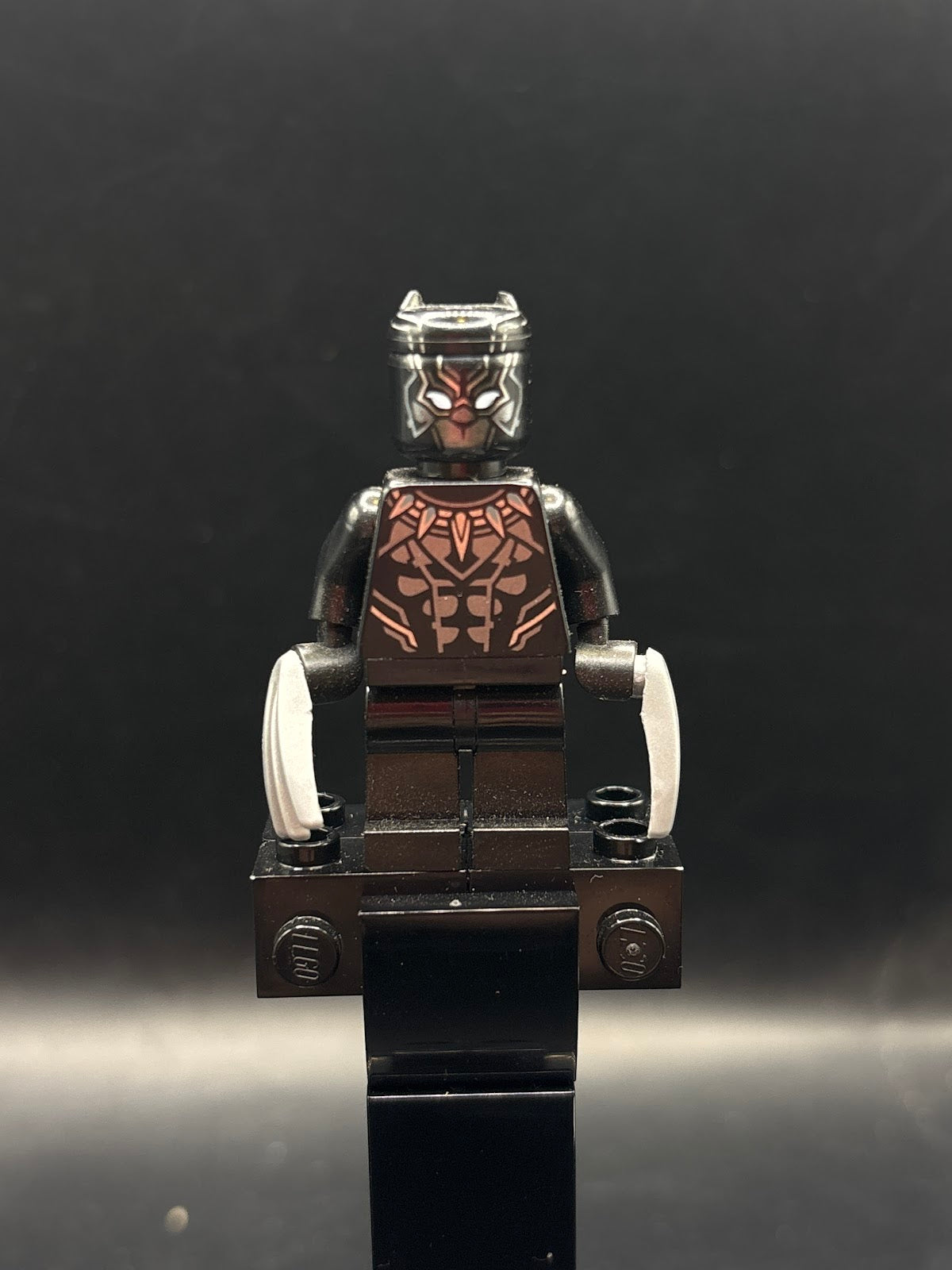 Black Panther - Dark Silver Armor, White Eyes - Foto real - DagaBlocks