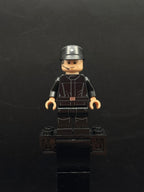 Imperial Shuttle Pilot - Light Nougat Head with Headset, Imperial Officer Cap - Foto real - DagaBlocks