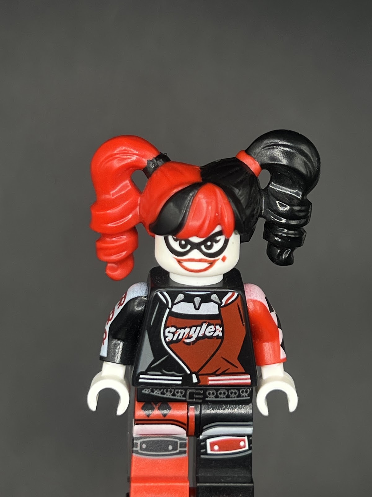 LEGO Minifigura Harley Quinn - DC Épica