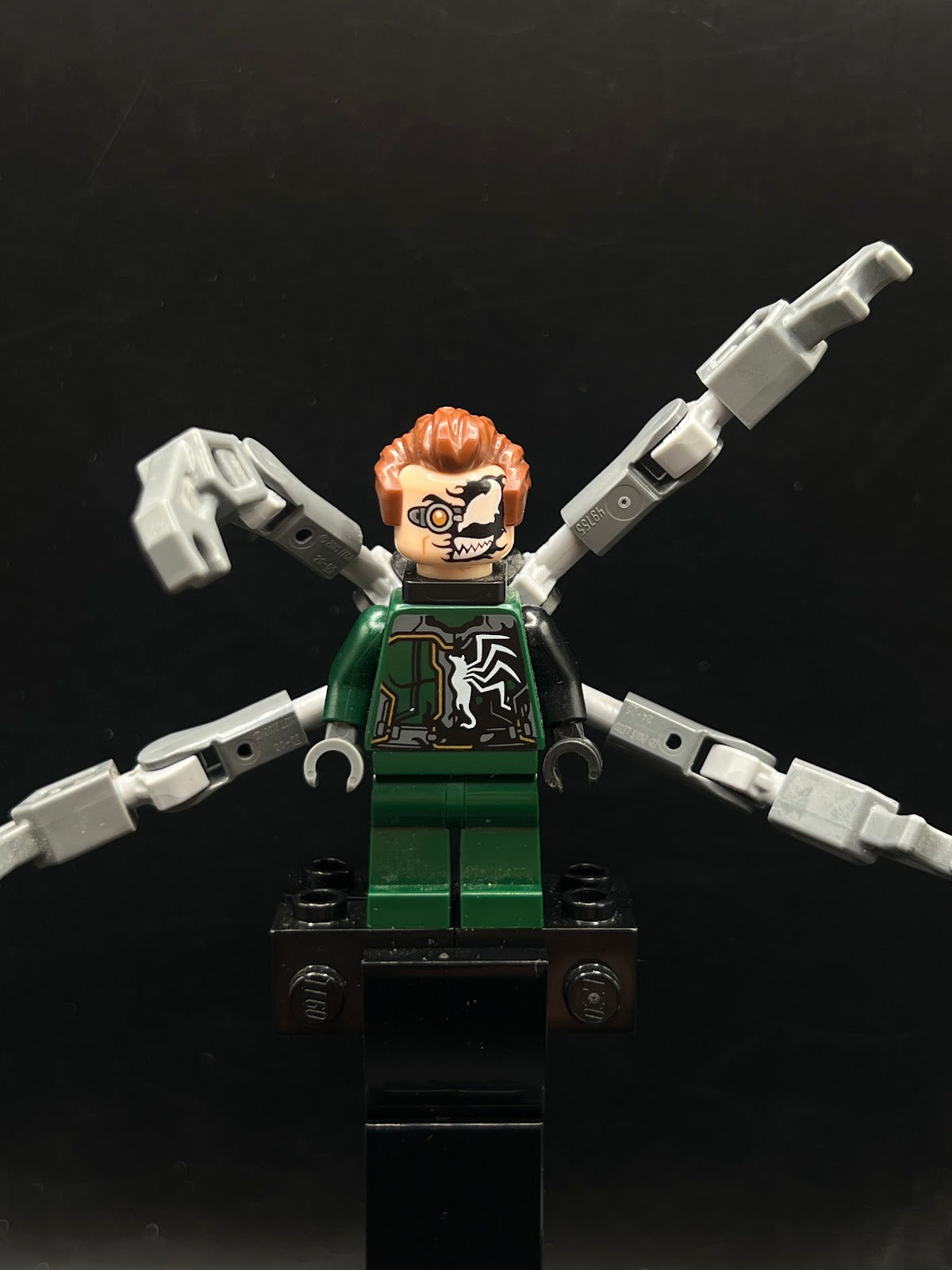 Dr. Octopus (Otto Octavius) / Doc Ock - Dark Green Suit Half Venomized, 4 Mechanical Arms - Foto real - DagaBlocks