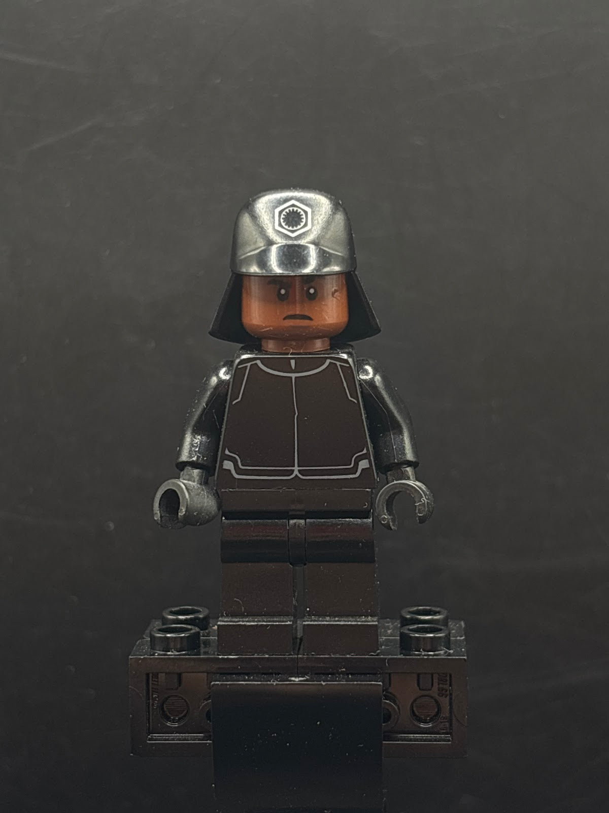 First Order Crew Member (Officer Sumistu) - Cap with Insignia - Foto real - DagaBlocks