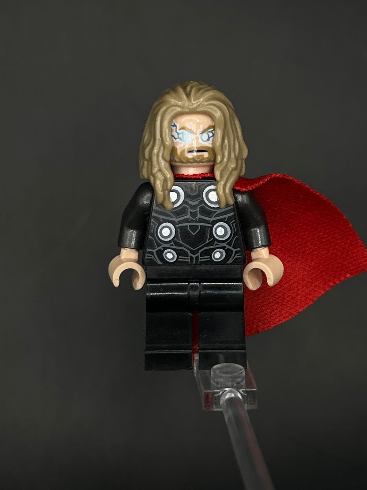 LEGO Minifigura Thor Traje Negro Rayos Ojos - Marvel Épica