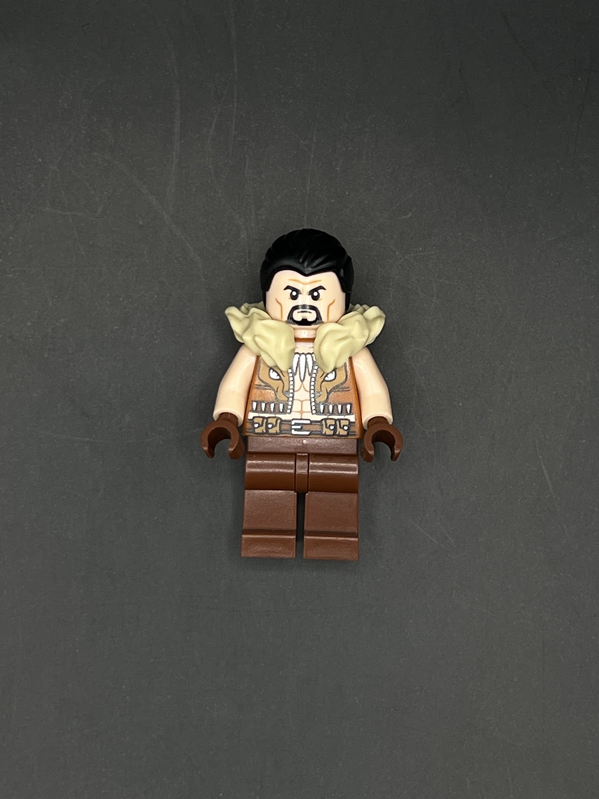 LEGO Minifigura Kraven The Hunter - Marvel Legendaria