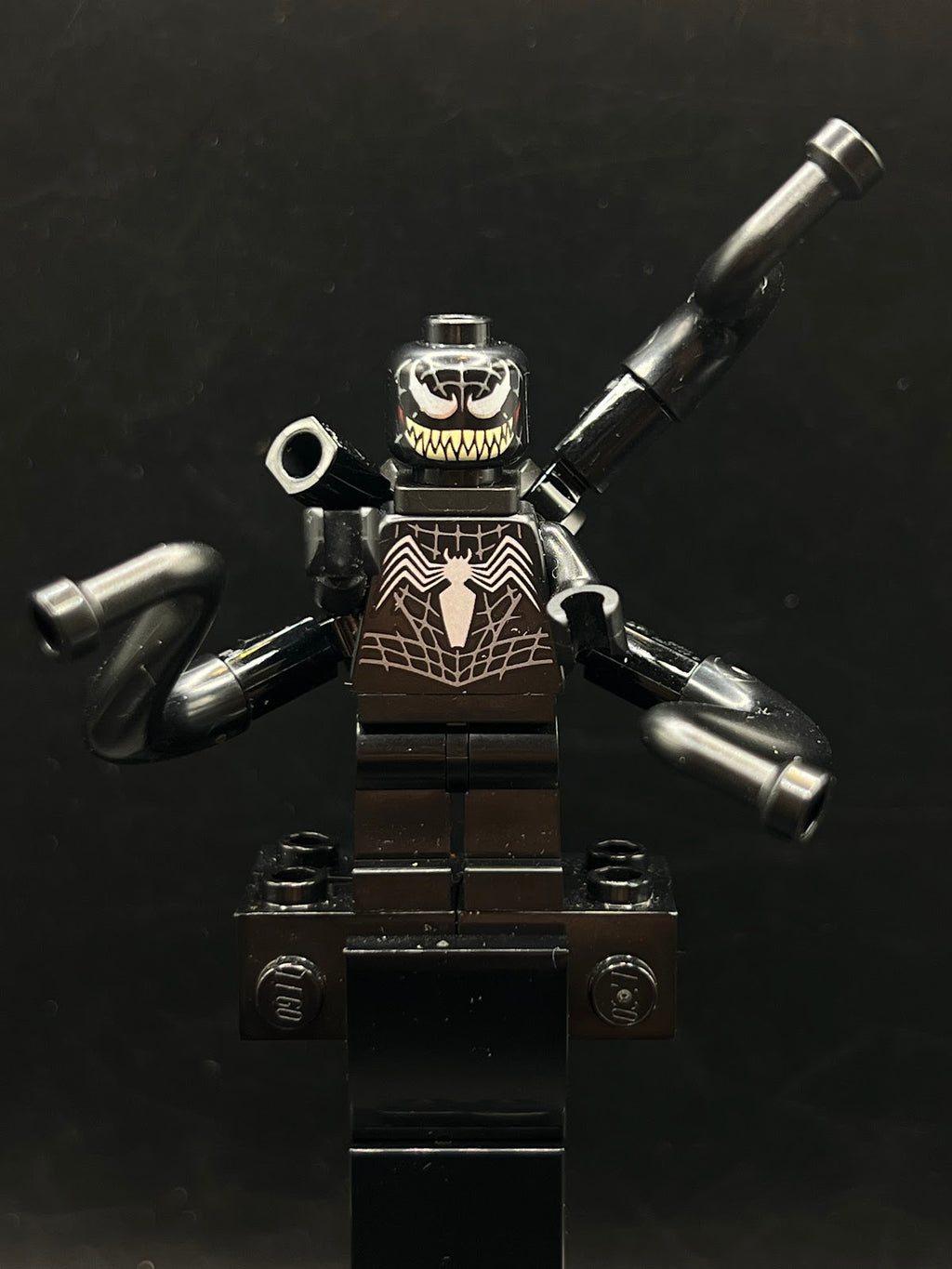 Venom - Tan Teeth, 4 Back Appendages - Foto real - DagaBlocks