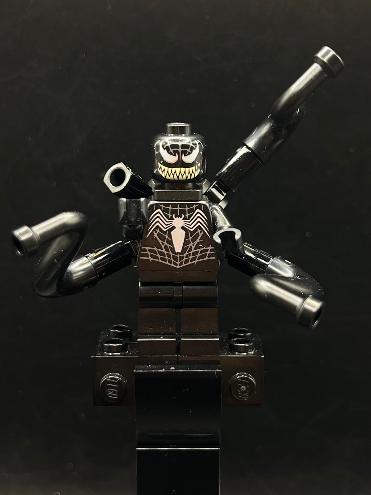 Venom - Tan Teeth, 4 Back Appendages - Foto real - DagaBlocks