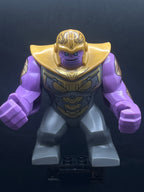 Thanos - Large Figure, Dark Bluish Gray Outfit with Gold Armor, Pearl Gold Helmet - Foto real - DagaBlocks