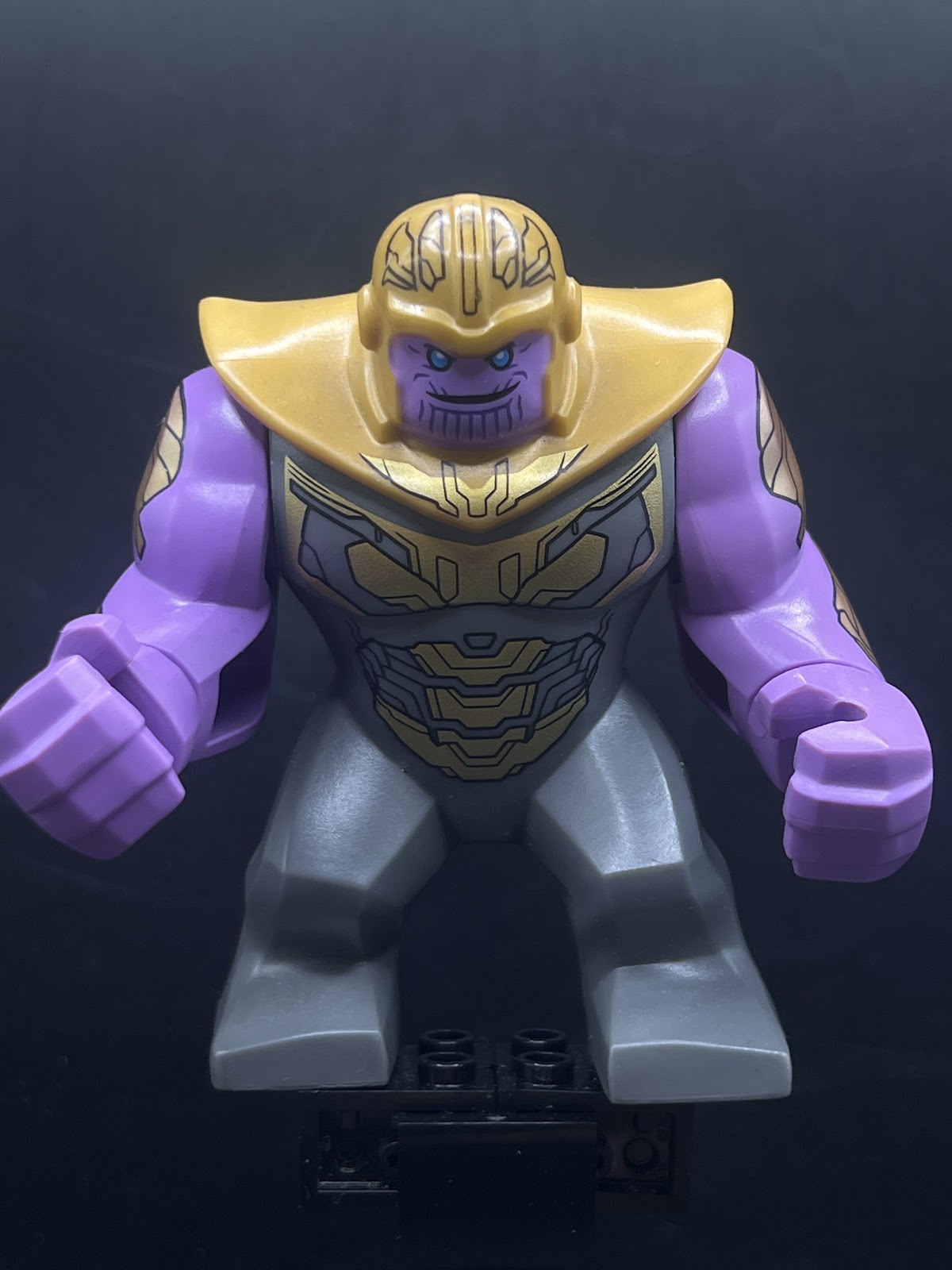 Thanos - Large Figure, Dark Bluish Gray Outfit with Gold Armor, Pearl Gold Helmet - Foto real - DagaBlocks