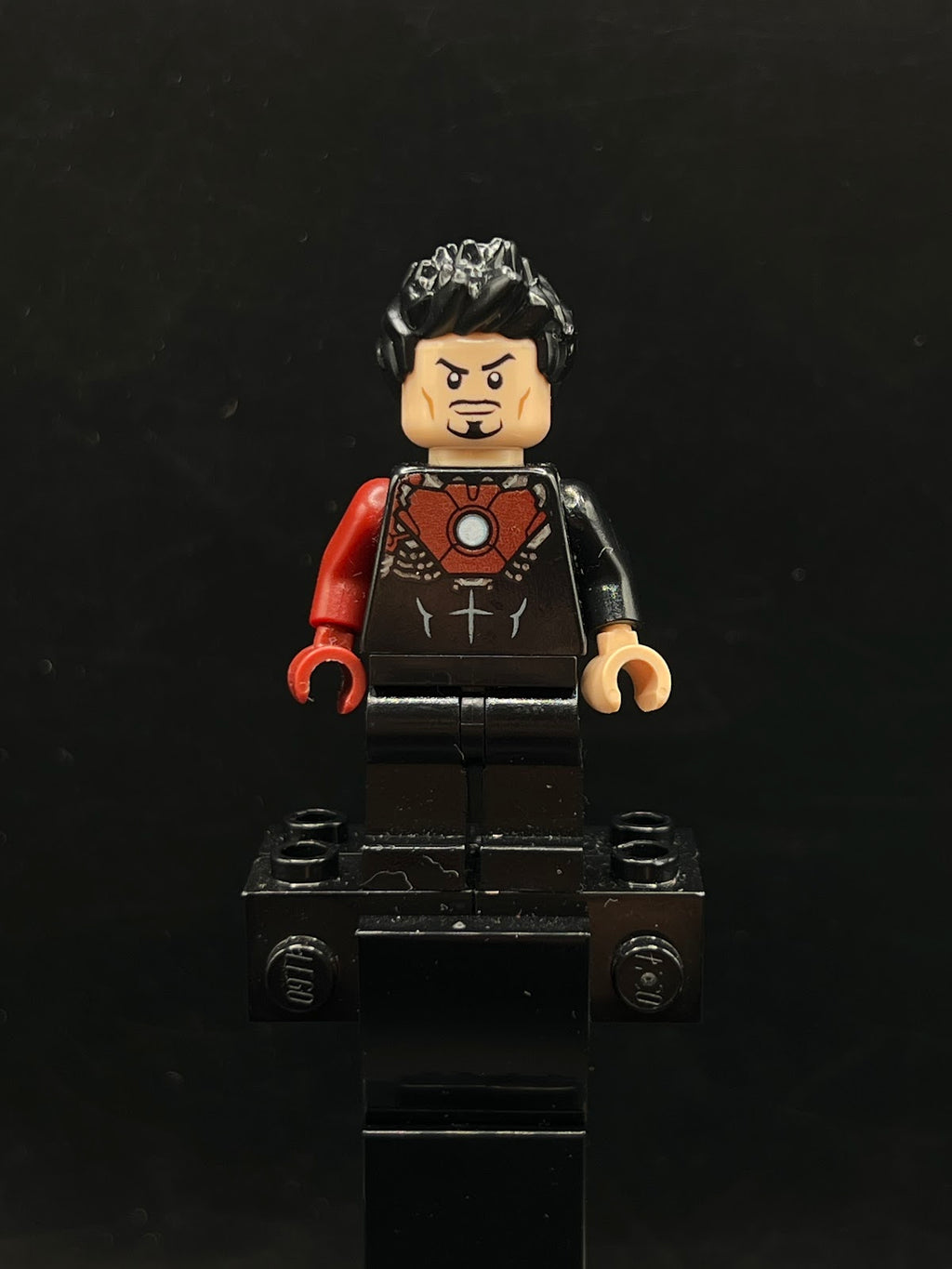 Tony Stark - Black Iron Man Suit with Dark Red Right Arm - Foto real - DagaBlocks