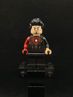 Tony Stark - Black Iron Man Suit with Dark Red Right Arm - Foto real - DagaBlocks