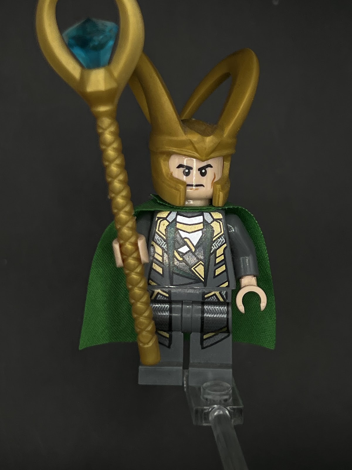LEGO Minifigura Loki  Traje Gris - Marvel Épica