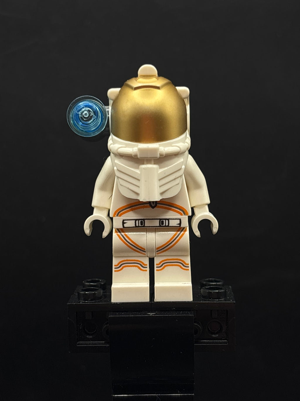 Astronaut - Male, White Spacesuit with Orange Lines, Side Lamp, Smirk and Cheek Lines - Foto real - DagaBlocks