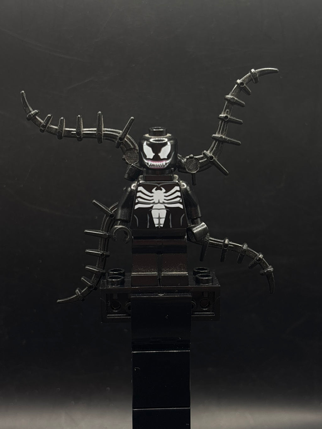 Venom - White Teeth Together, 4 Back Appendages Spiked - Foto real - DagaBlocks