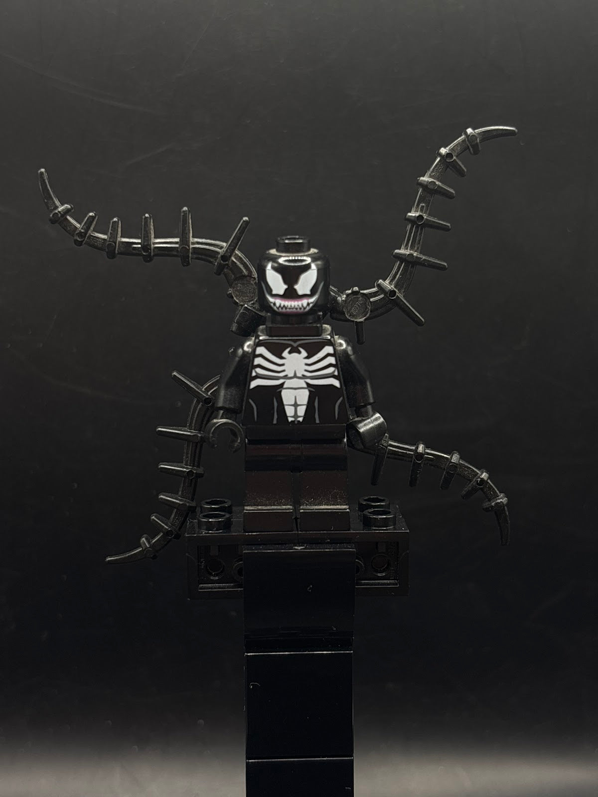 Venom - White Teeth Together, 4 Back Appendages Spiked - Foto real - DagaBlocks
