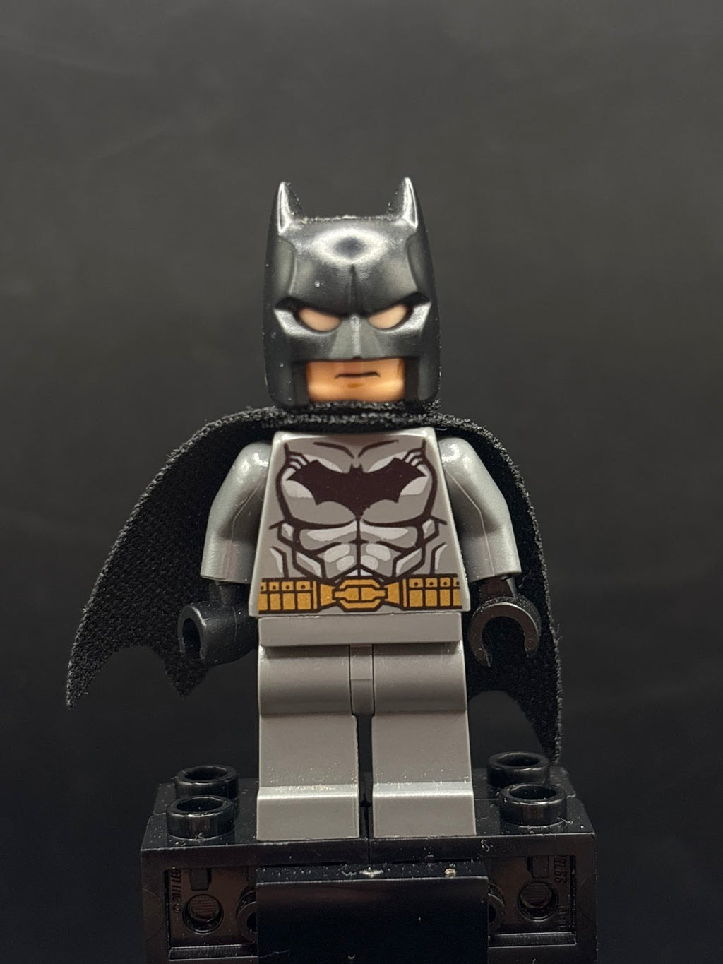 Batman - Dark Bluish Gray Suit, Gold Belt, Black Hands, Starched Cape - Foto real - DagaBlocks