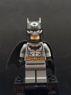 Batman - Dark Bluish Gray Suit, Gold Belt, Black Hands, Starched Cape - Foto real - DagaBlocks