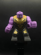 Thanos - Large Figure, Dark Bluish Gray Outfit with Gold Armor, Printed Legs, Angry - Foto real - DagaBlocks