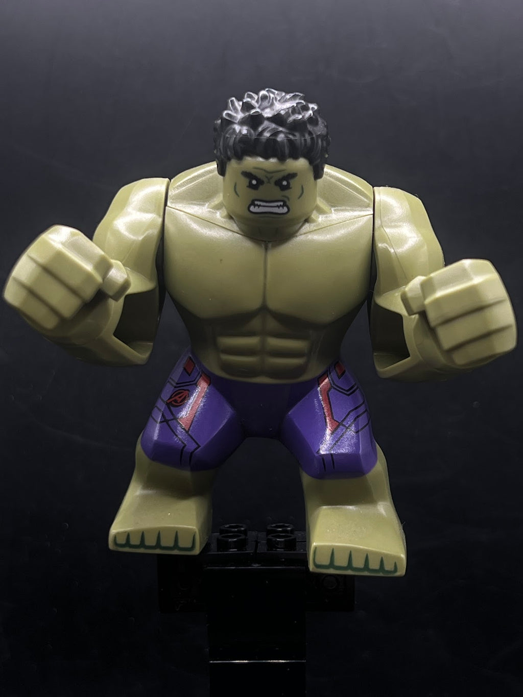 Hulk - Giant, Dark Purple Pants with Avengers Logo - Foto real - DagaBlocks