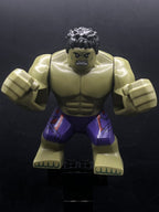 Hulk - Giant, Dark Purple Pants with Avengers Logo - Foto real - DagaBlocks
