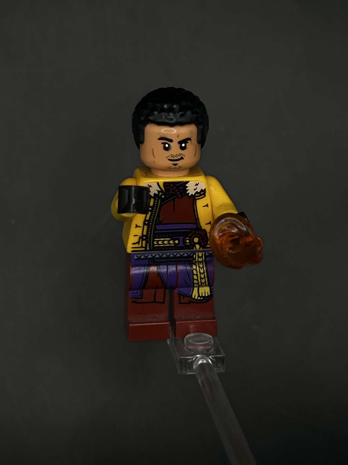 LEGO Minifigura Wong Chamarra Amarilla - Marvel Épica