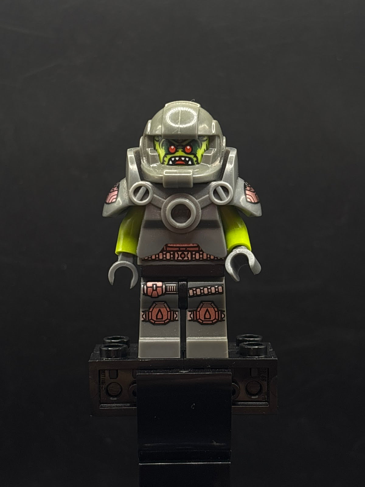 Alien Avenger, Series 9 (Minifigure Only without Stand and Accessories) - Foto real - DagaBlocks