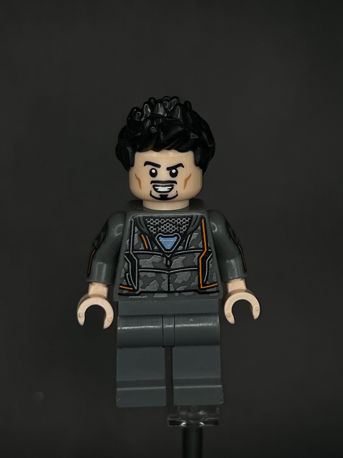 LEGO Minifigura Tony Strak Sudadera Gris - Marvel Legendaria