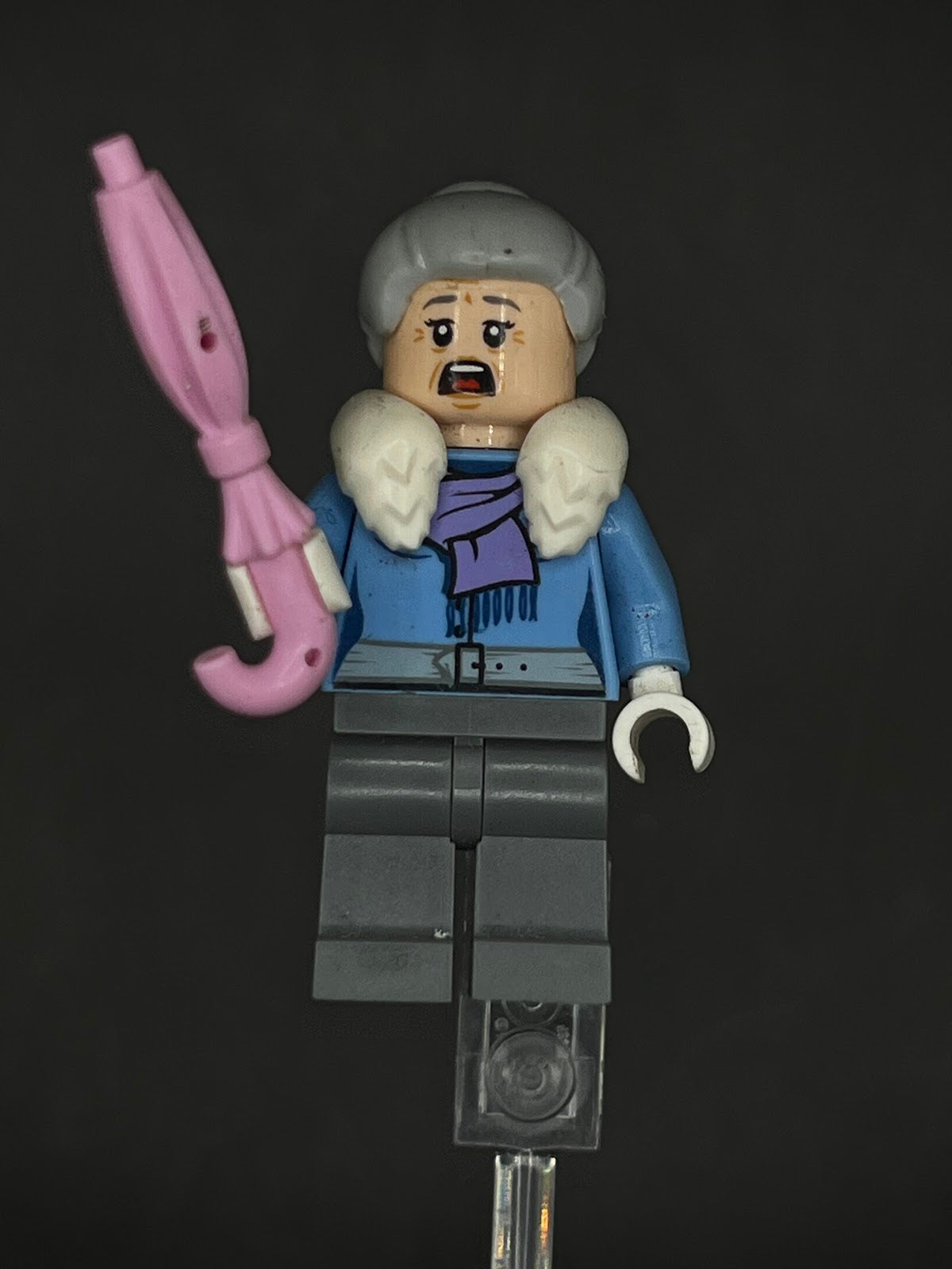 LEGO Minifigura Aunt May Lavender Scarf - Marvel Épica