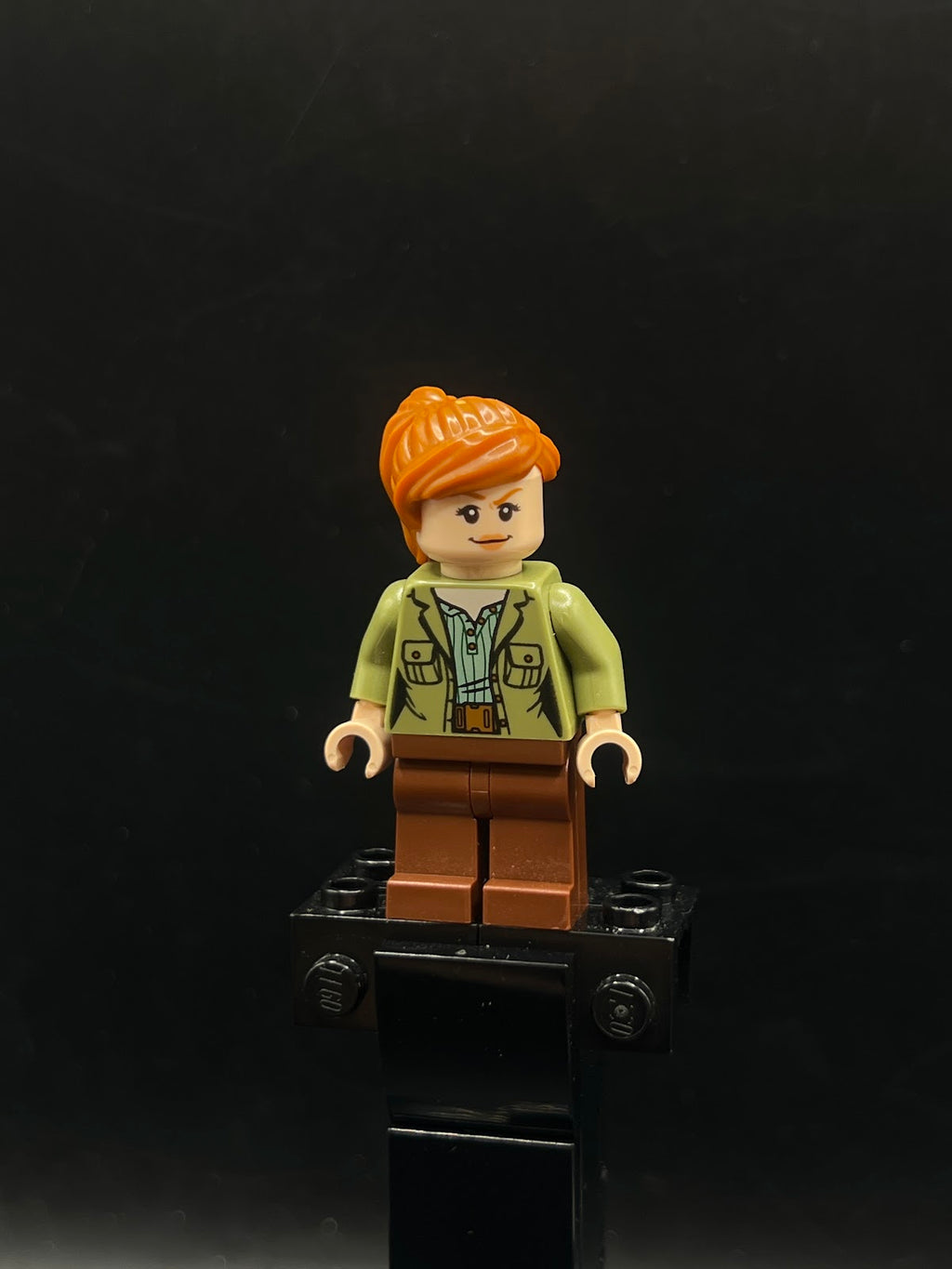 Claire Dearing - Olive Green Jacket over Sand Green Shirt, Reddish Brown Legs - Foto real - DagaBlocks