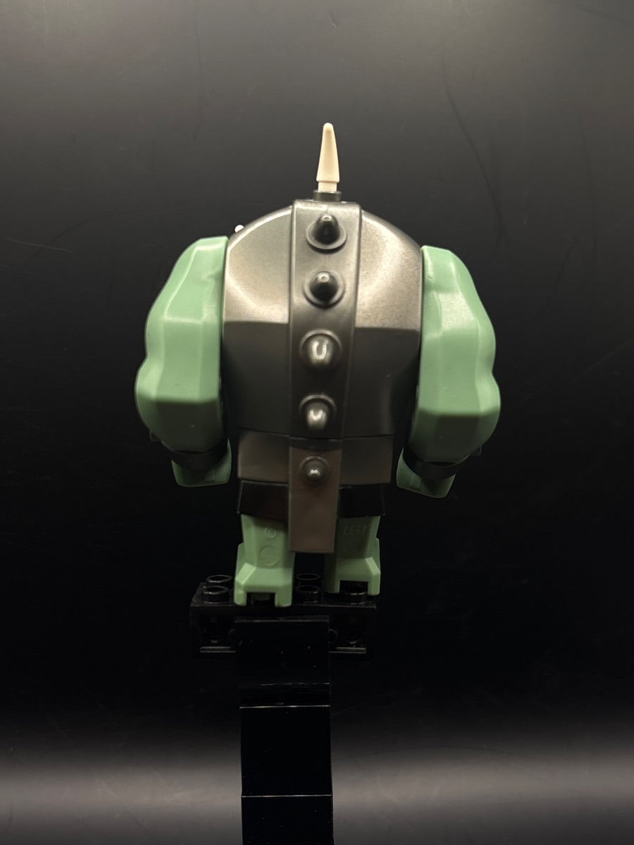 LEGO Minifigura Fantasy Era - Troll, Sand Green with Pearl Dark Gray Armor and 5 White Horns - Castle — espalda