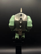 LEGO Minifigura Fantasy Era - Troll, Sand Green with Pearl Dark Gray Armor and 5 White Horns - Castle — espalda