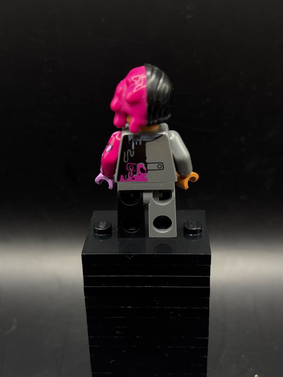 LEGO Minifigura Two-Face - Dark Bluish Gray Suit, Black and Magenta Hair - DC — espalda