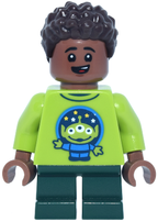 LEGO Minifigura Main Street, U.S.A. Park Guest Child - Boy, Toy Story Shirt with Alien and Rocket on Back, Dark Green Short Legs - Disney — imagen BrickLink