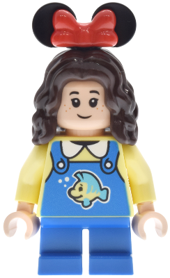 LEGO Minifigura Main Street, U.S.A. Park Guest Child - Girl, Blue Overalls with Flounder - Disney — imagen BrickLink