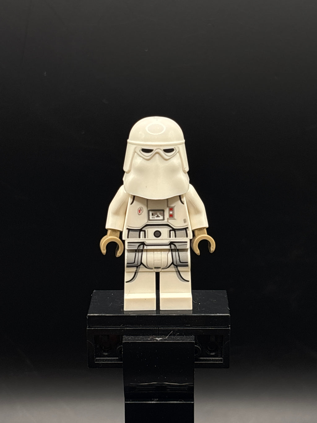 Snowtrooper, Printed Legs, Dark Tan Hands, Cheek Lines, Frown — frente