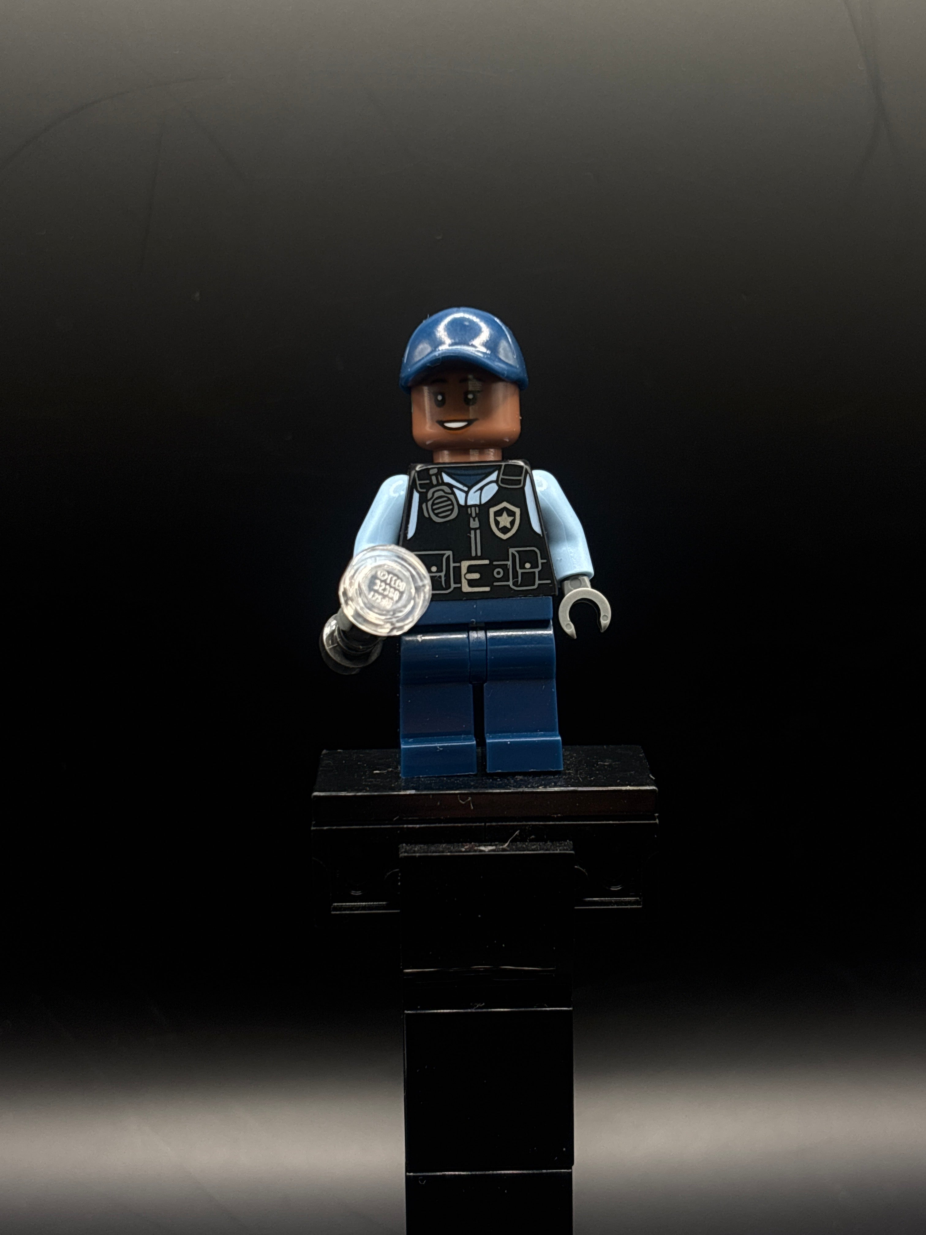 Security Guard Arkham Asylum - Male, Dark Blue Cap, Black Vest — frente