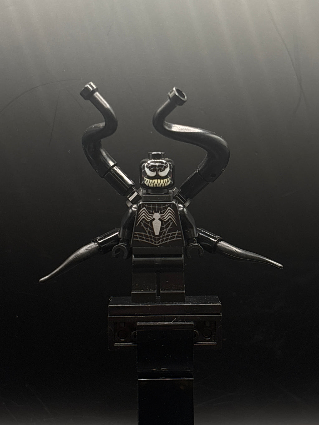 Venom - Tan Teeth, 4 Back Appendages — frente