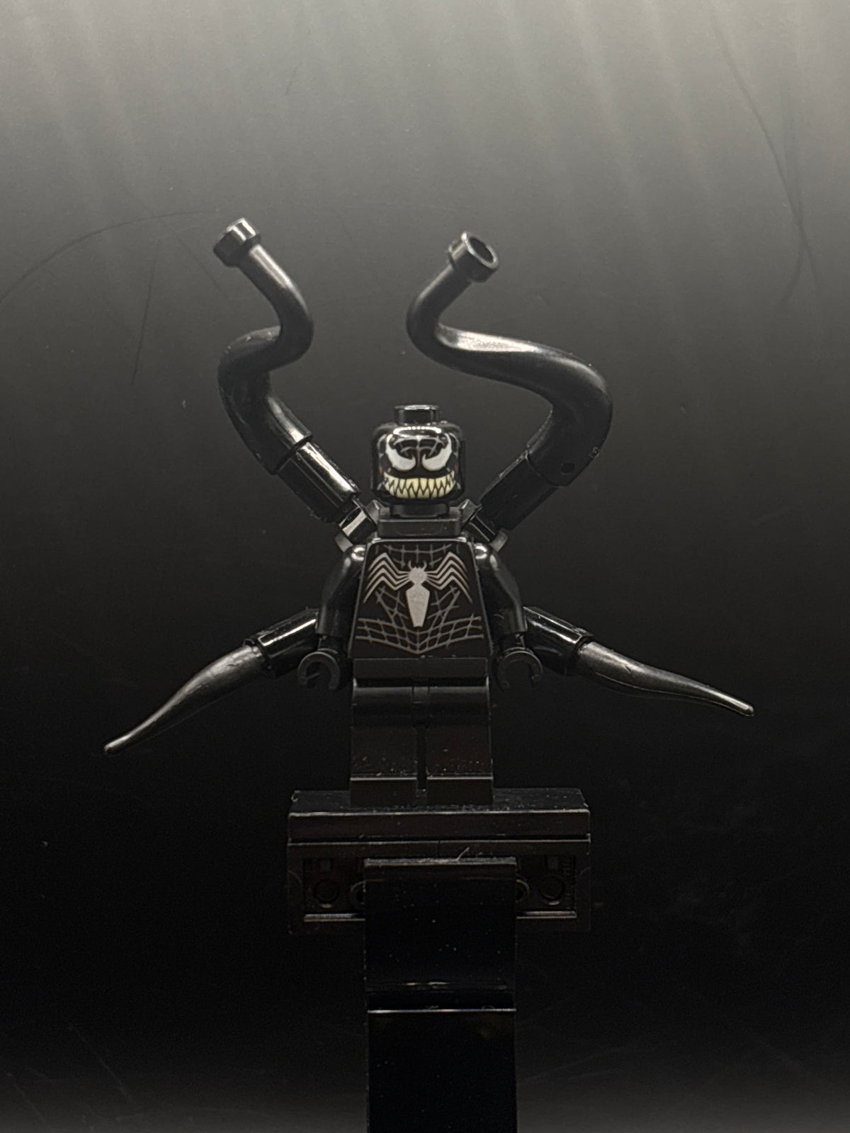 Venom - Tan Teeth, 4 Back Appendages — frente