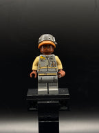 Rebel Trooper - Reddish Brown Head, Helmet with Pearl Dark Gray Band (Corporal Tonc) — frente