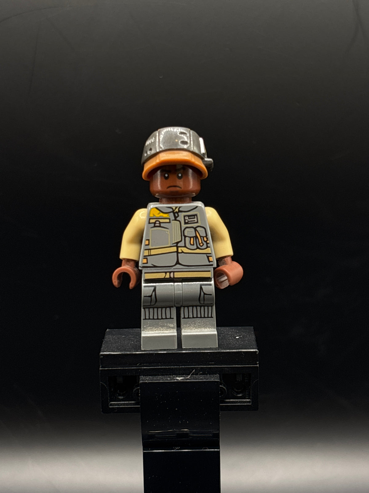 Rebel Trooper - Reddish Brown Head, Helmet with Pearl Dark Gray Band (Corporal Tonc) — frente