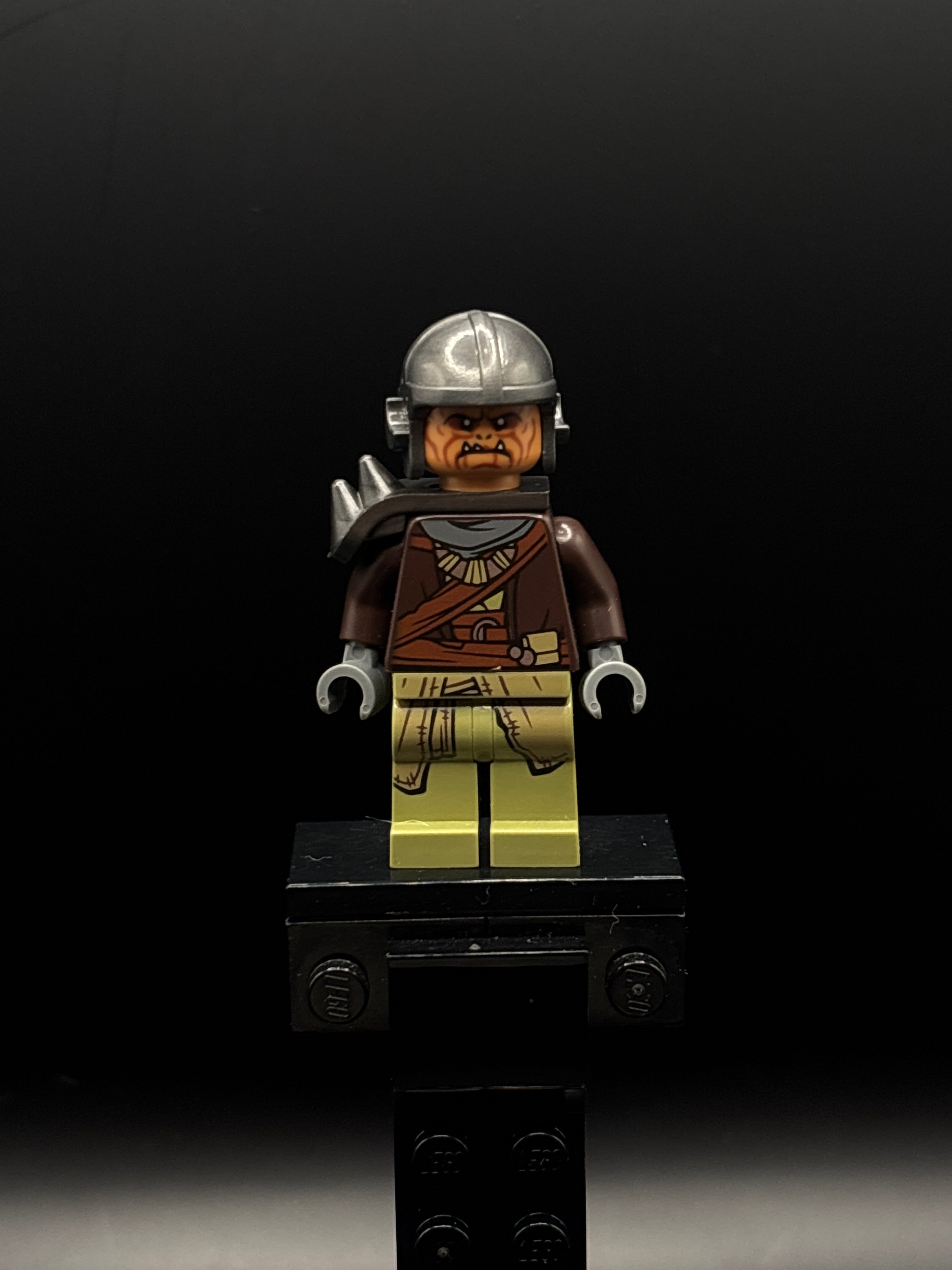 Klatooinian Raider - Aviator Helmet, Shoulder Pad with Spikes — frente