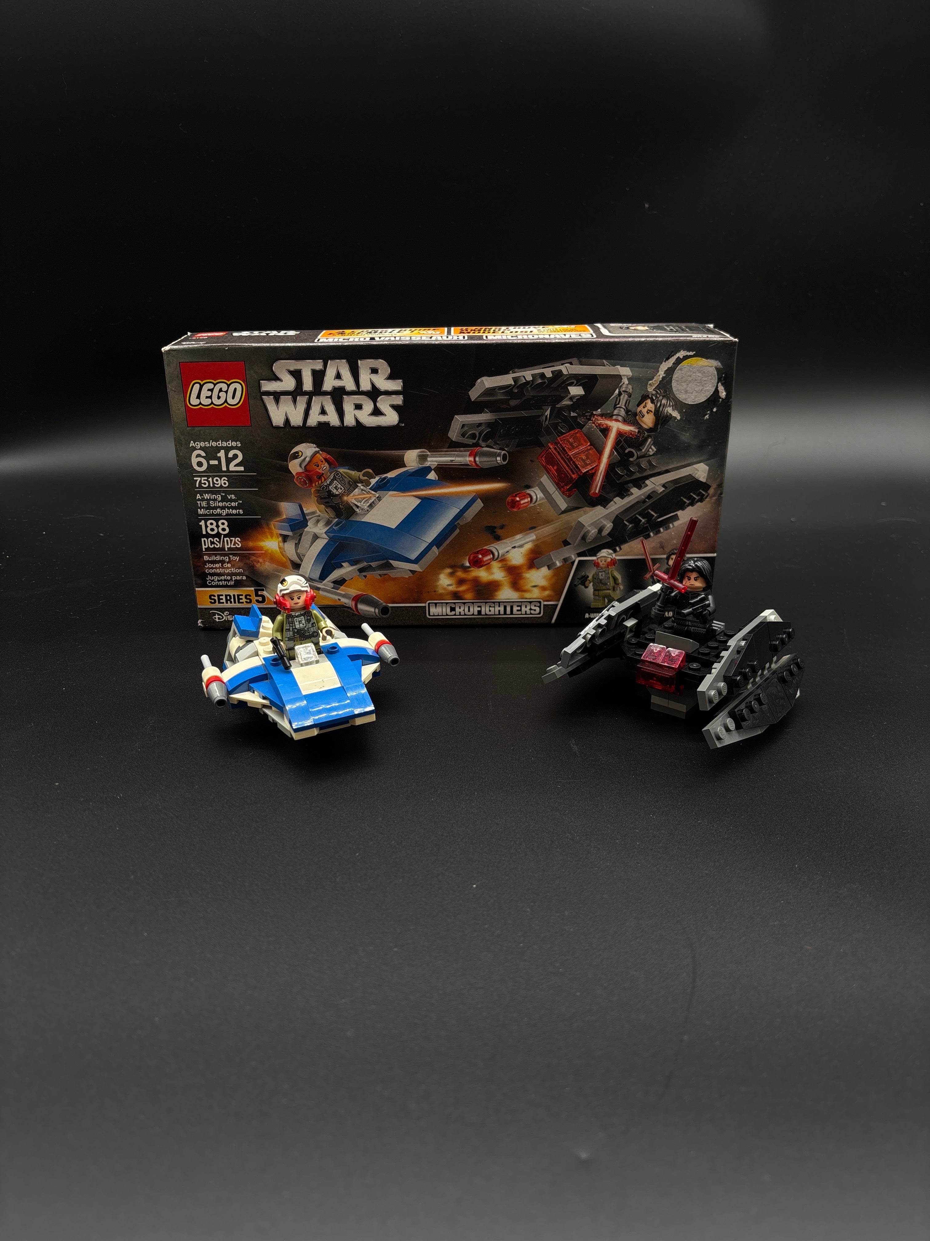 A-Wing vs. TIE Silencer Microfighters — frente